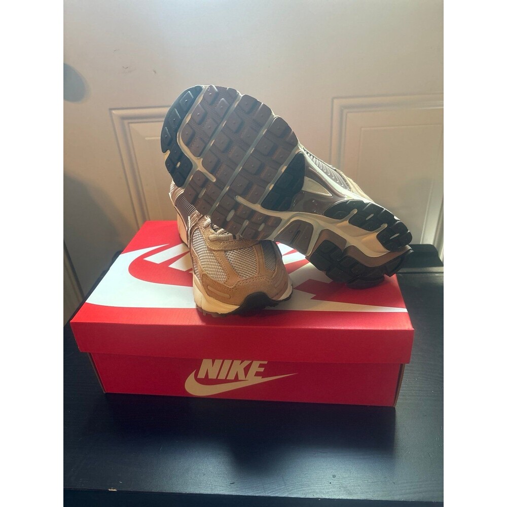 Nike - Picture 3 of 5